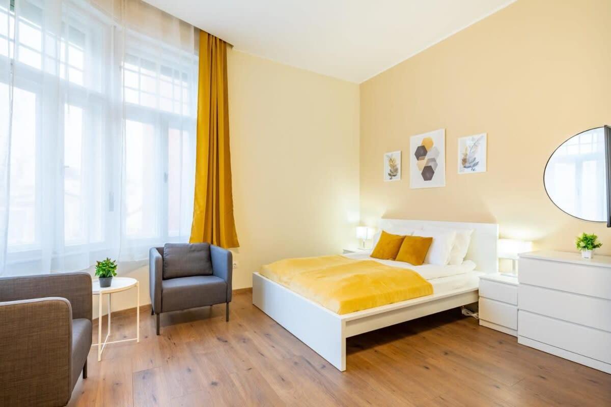 Super Central New Studio Budapest Luaran gambar